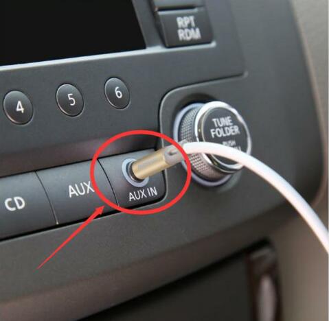 大多數(shù)人還用手機(jī)導(dǎo)航，笨！連上根線，全車一