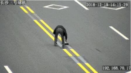 奇葩！一男子竟把雙黃線涂成虛線，只為了……