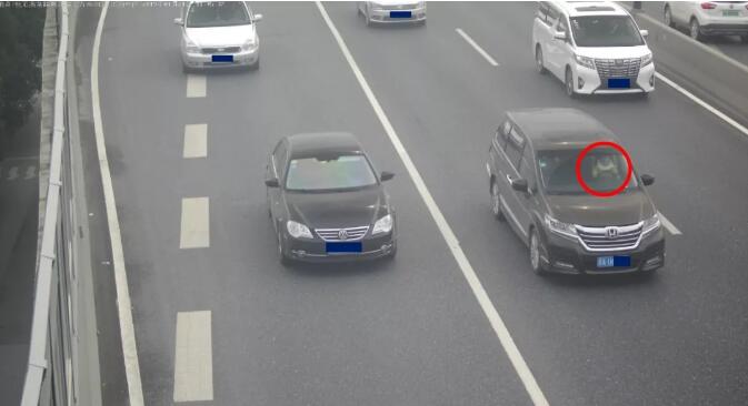 微頭條 | 抱著孩子開車，誰借你的膽??？ 接到爆